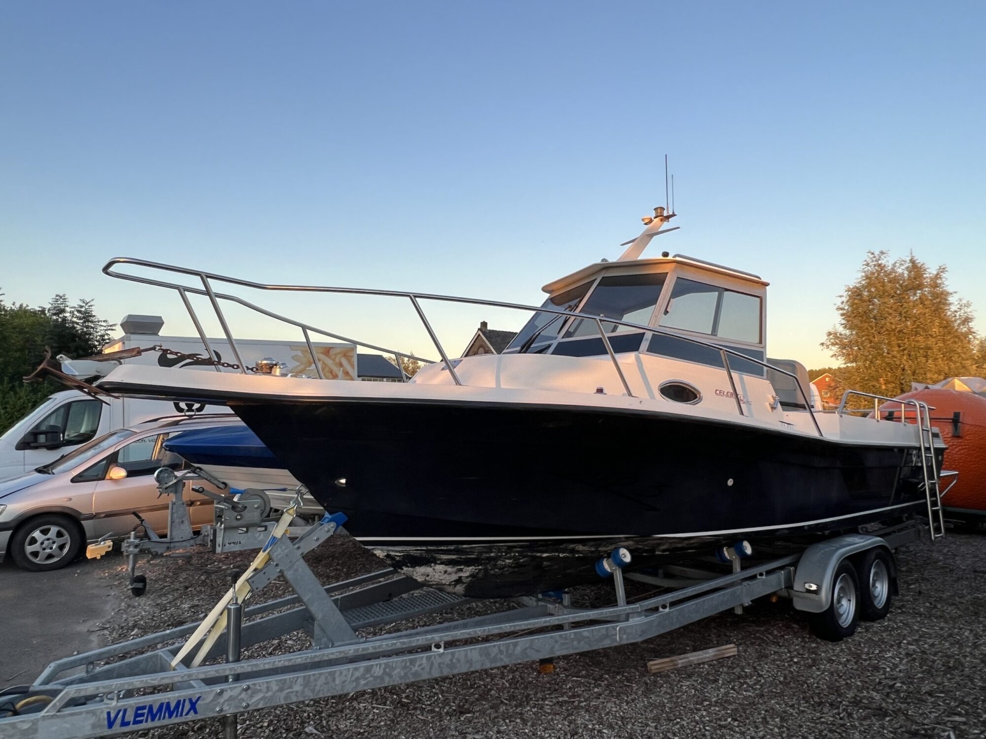 Motorboot Celebrity 2500 Fish Hawk