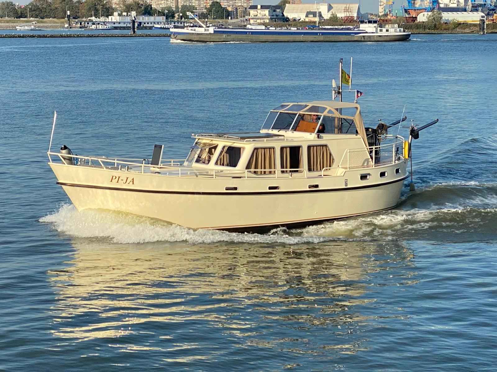 Motorboot Monty Bank Kotter 42 AK Cabrio