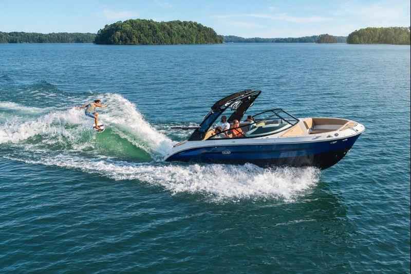 Motorboot Sea Ray SDX250E SURF & Trailer (im Vorlauf))